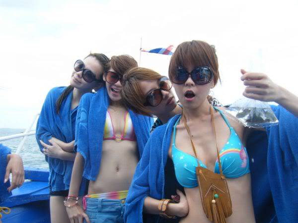 Cewek cewek cantik pake bikini kelihatan susu mulusnya di pantai
